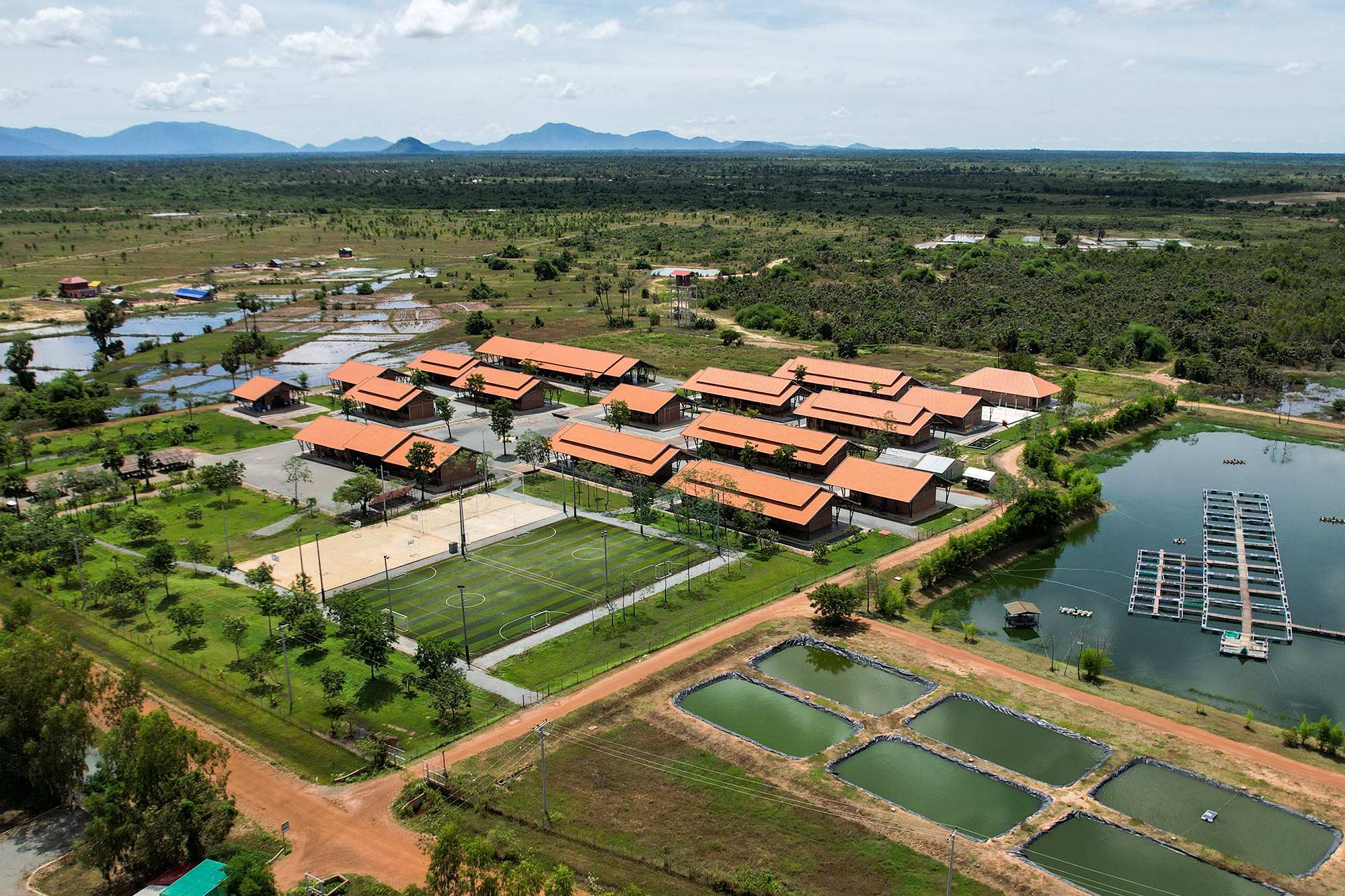 Vue aérienne du campus scolaire avec ses bâtiments et ses bassins.