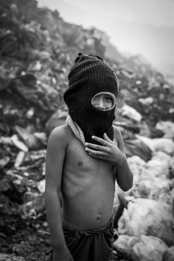 Portrait en noir et blanc d’un enfant à l’extérieur.