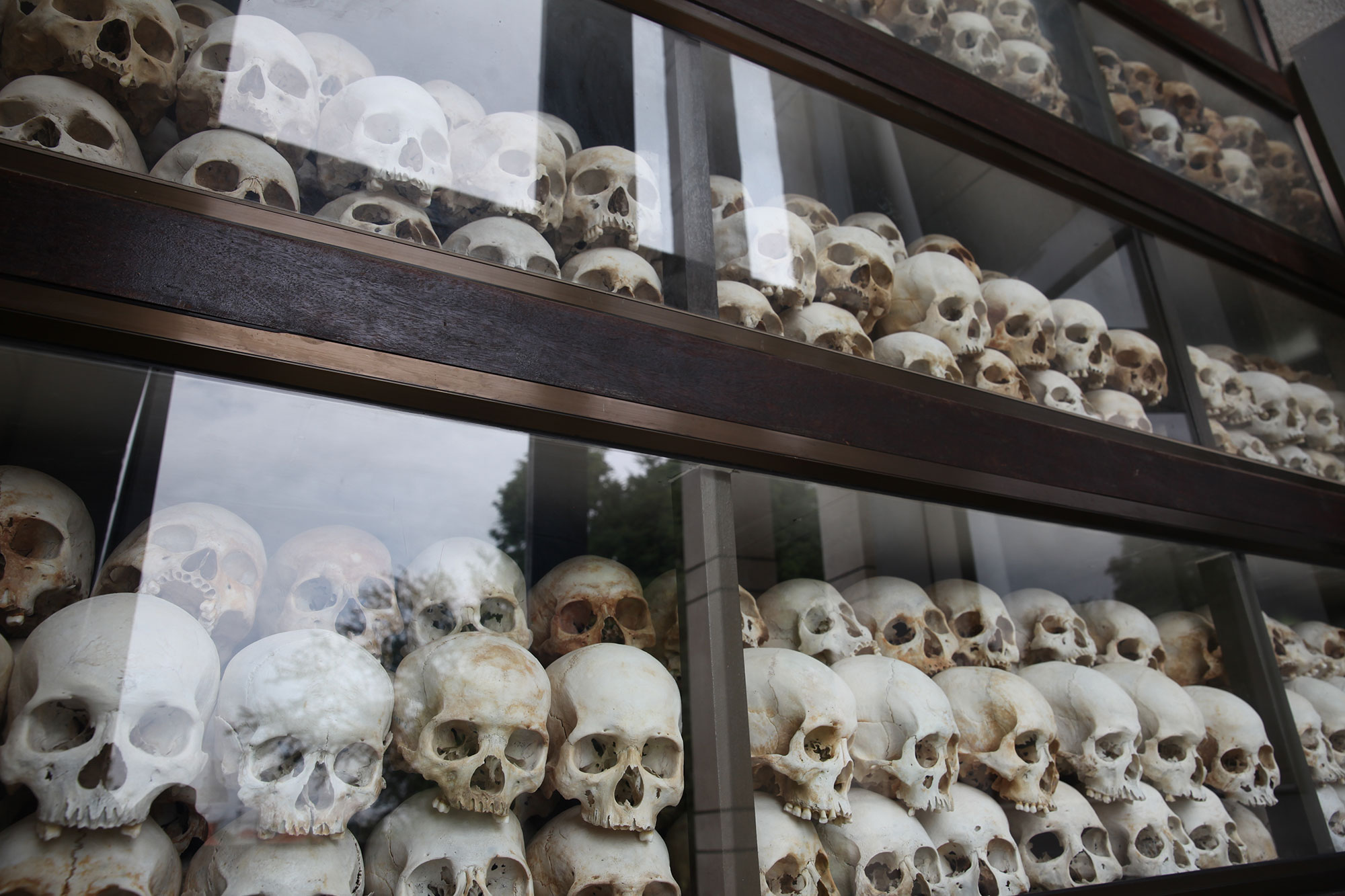 Schädel in einer Vitrine der Gedenkstätte für die Opfer der Roten Khmer.