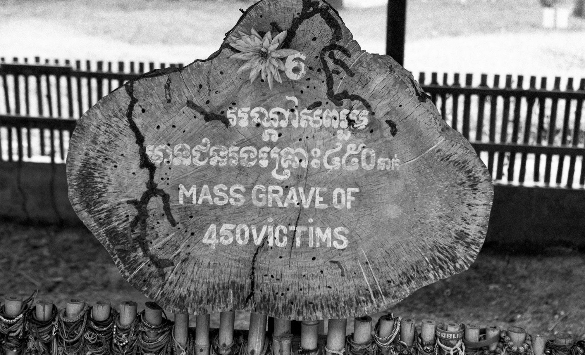 Gedenktafel für 450 Opfer an einem Massengrab der Killing Fields.