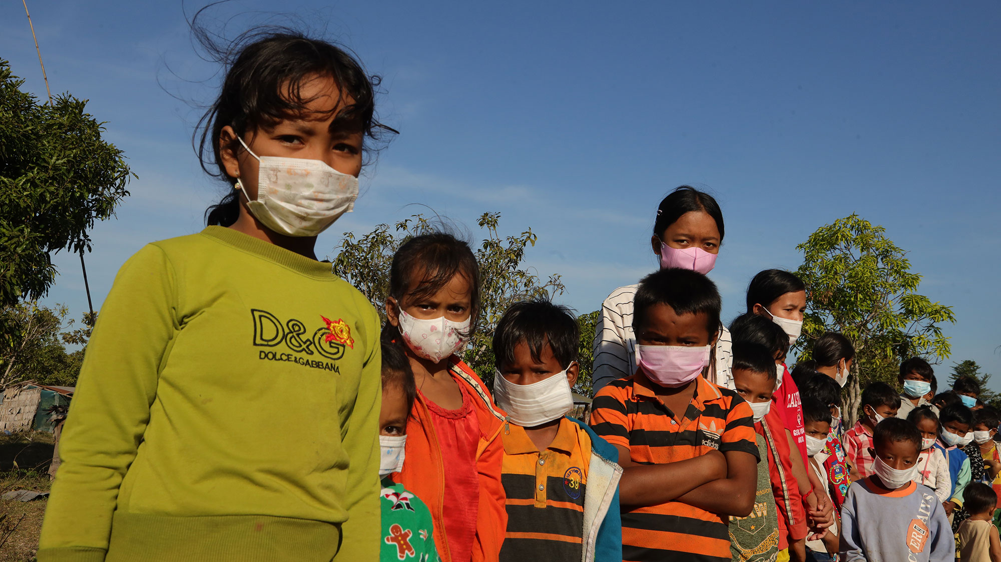 Des enfants font la queue lors d’une distribution d’aide.