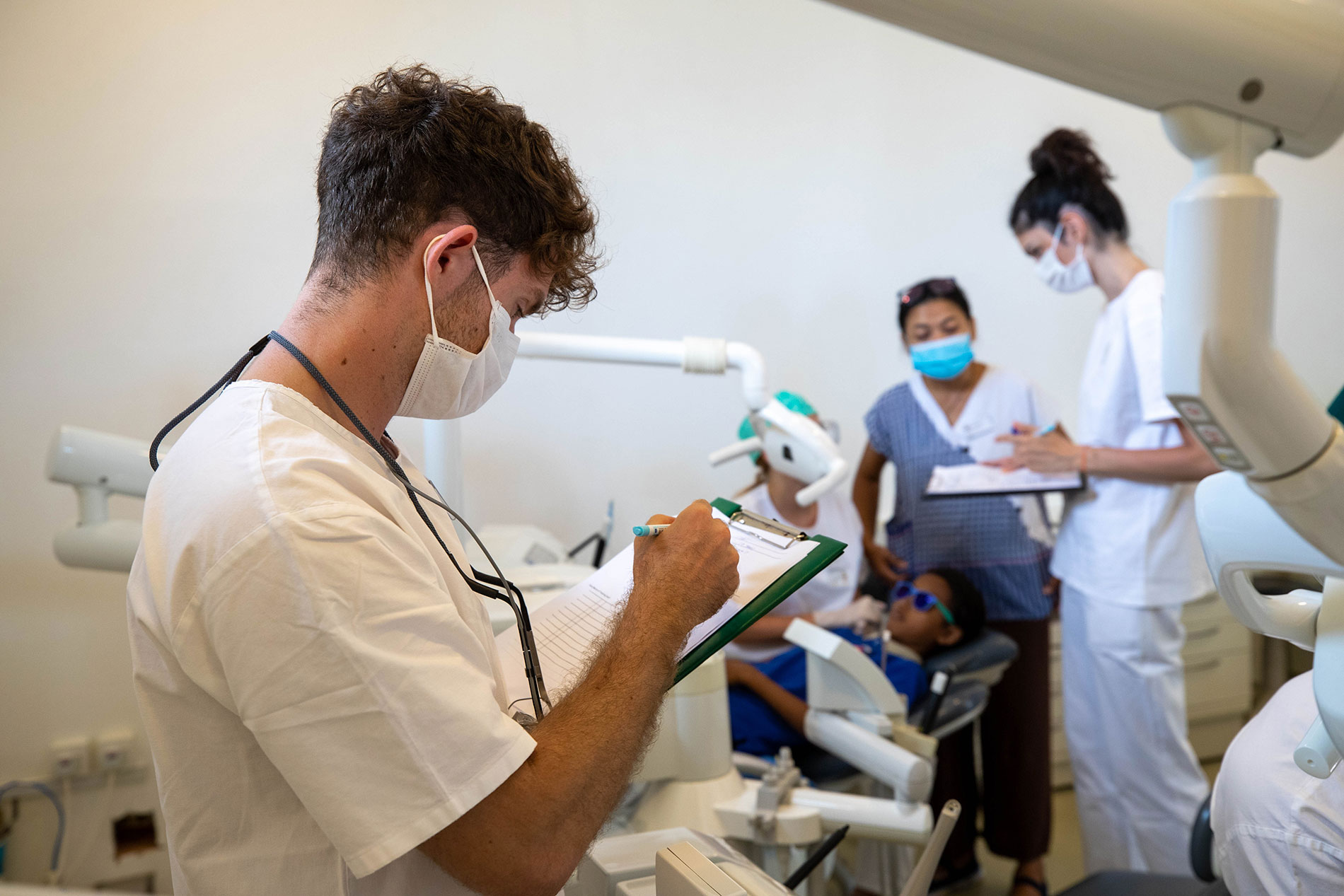 Dentist-Kambodscha-Charity-Education-1