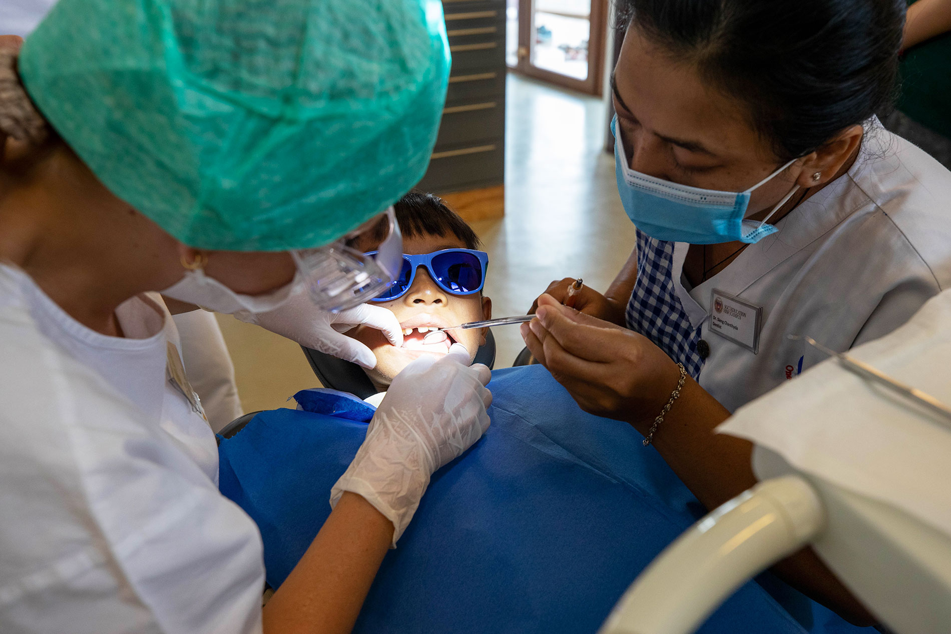 Dentist-Kambodscha-Charity-Education-3