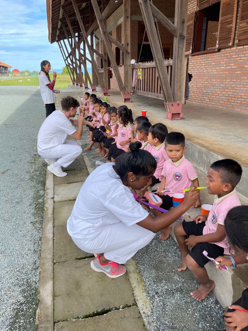 Dentist-Kambodscha-Charity-Education-Zähne-putzen