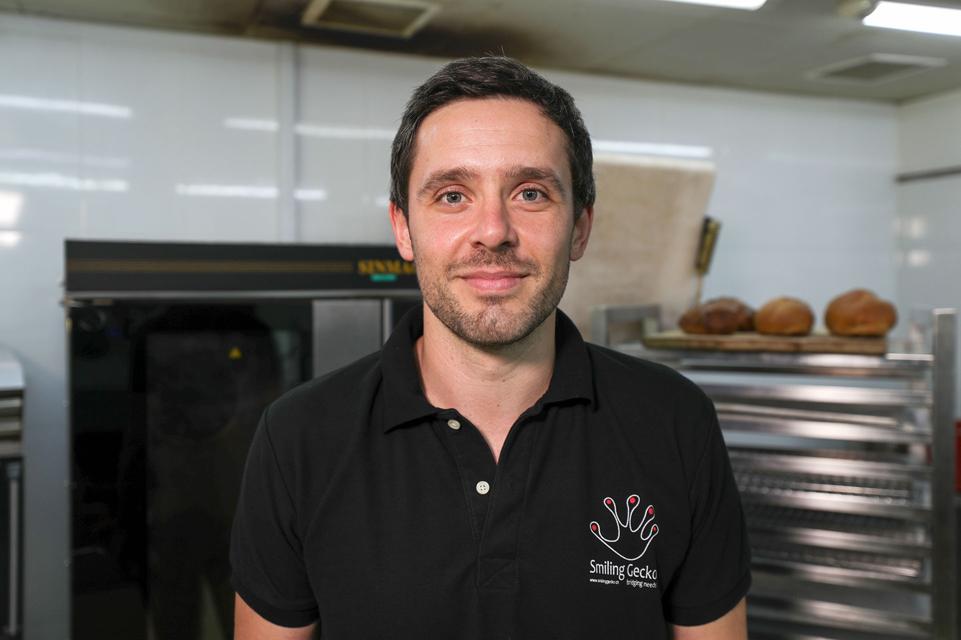 Lukas in der Bäckerei.