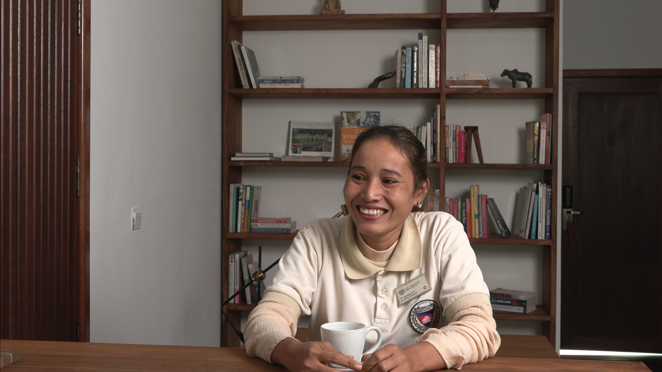 Lehrerin im Interview in der Bibliothek.