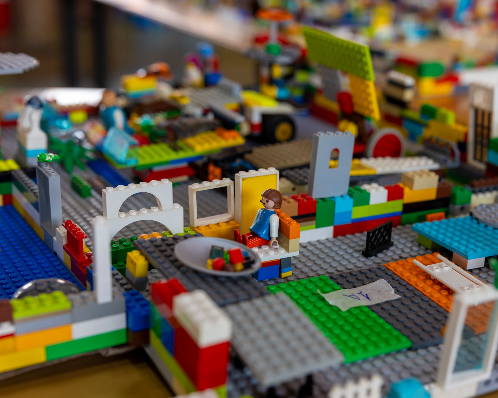 Lego-Story_6-Lakeside_School-Smiling_Gecko-Cambodia