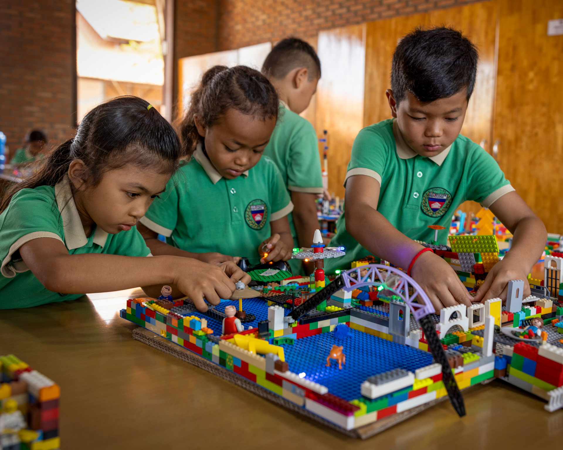 Lego-Story_7-Lakeside_School-Smiling_Gecko-Cambodia