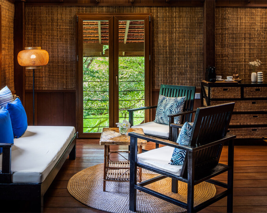 Coin salon avec canapé dans un bungalow en bois du Farmhouse Resort.