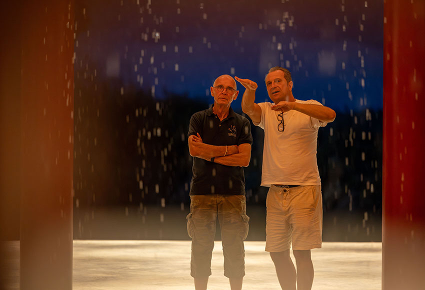 Deux visiteurs au centre culturel Gong.
