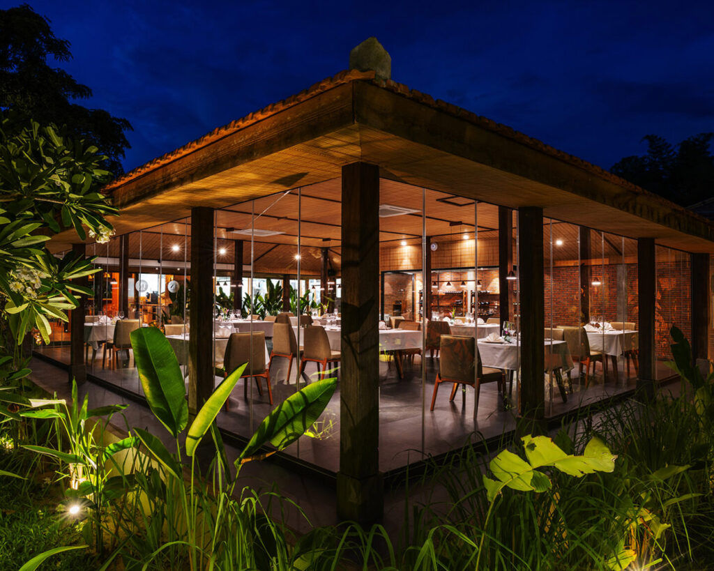 Le restaurant UN illuminé le soir.