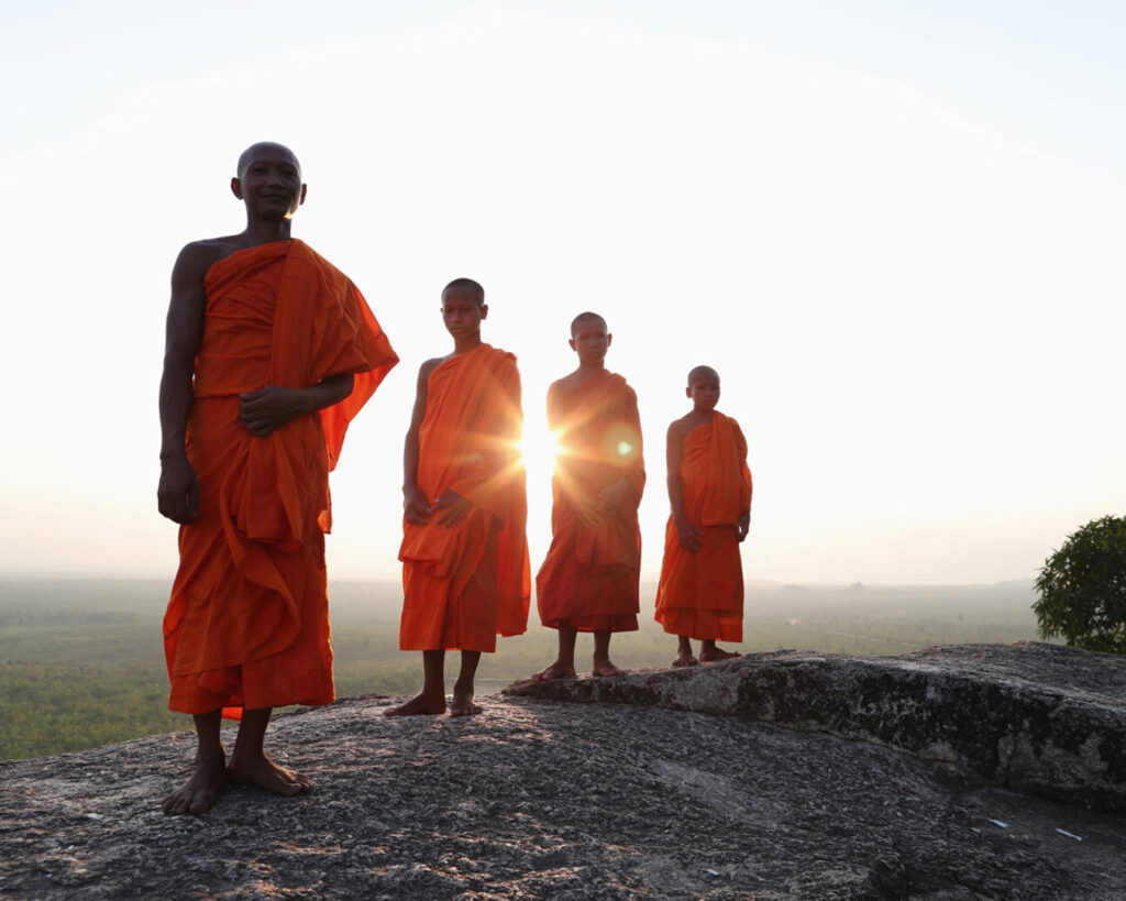Des moines sur la colline du temple, à contre-jour.