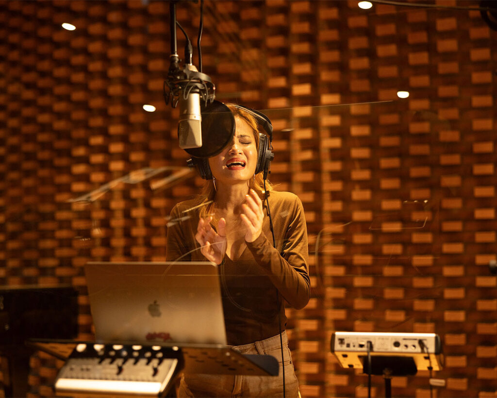 Une chanteuse enregistre dans le studio du Gong.